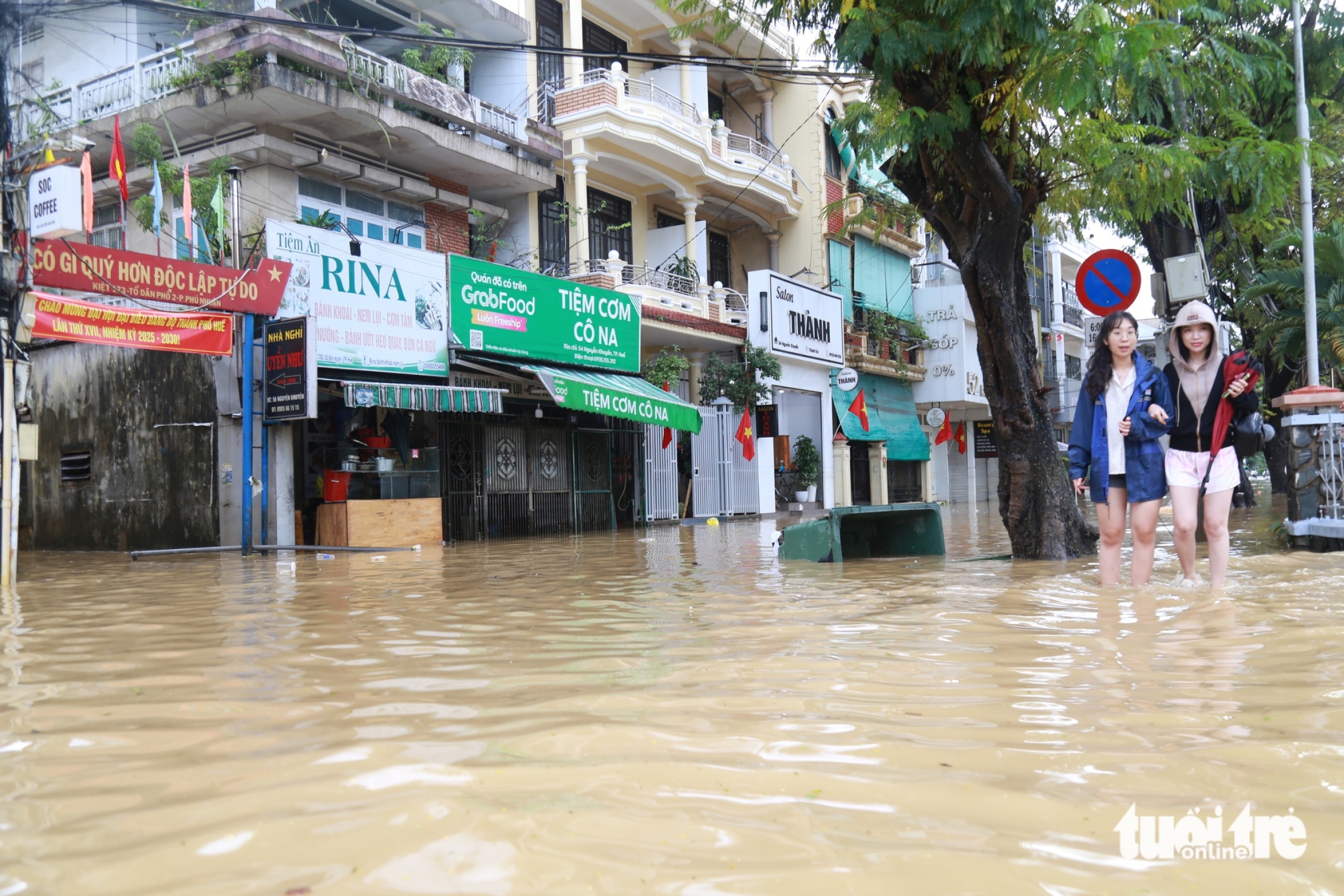 顺化商户在洪水后茫然看着受损商品
